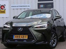 Groen, metallic lak Gebruikt 2023 Lexus NX350h Business Edition SUV | € 52.900 (Eerlijke prijs)