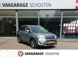 Grijs, metallic lak Gebruikt 2017 Suzuki Vitara Exclusive SUV | € 14.750 (Goede deal)