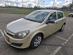 Geel (metallic) Gebruikt 2005 Opel Astra Essentia Hatchback | € 1.495