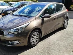 Bruin Gebruikt 2015 Kia Ceed 2 Hatchback | € 7.150 (Eerlijke prijs)