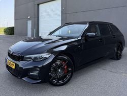 Zwart Gebruikt 2021 BMW 330e Executive Stationwagen | € 32.850 (Eerlijke prijs)