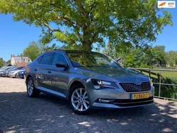 Grijs Gebruikt 2017 Skoda Superb Business Line Hatchback | € 17.975 (Eerlijke prijs)