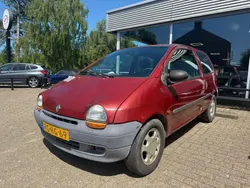 Rood, metallic lak Gebruikt 1997 Renault Twingo Komfort Hatchback | € 475