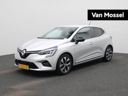 Grijs Gebruikt 2023 Renault Clio V Evolution Hatchback | € 16.440 (Eerlijke prijs)