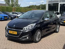 Zwart Gebruikt 2018 Peugeot 208 Allure Hatchback | € 11.950 (Eerlijke prijs)