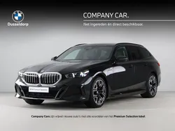 Saphirschwarz metallic (donker zwart metallic) Gebruikt 2025 BMW 530e Comfort Edition Stationwagen | € 81.487