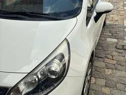 Wit Gebruikt 2013 Kia Rio Plus MPV | € 4.500 (Goede deal)