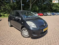 Zwart, metallic lak Gebruikt 2010 Toyota Yaris Hatchback | € 2.299 (Eerlijke prijs)