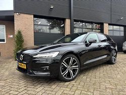 Zwart (metallic) Gebruikt 2021 Volvo V60 R-Design Stationwagen | € 25.950 (Eerlijke prijs)