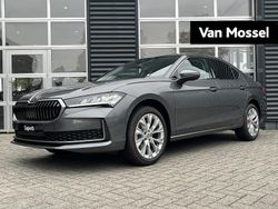 Grijs Nieuw 2024 Skoda Superb Lounge Hatchback | € 41.944 (Eerlijke prijs)
