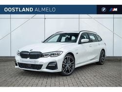 Mineralweiss (licht wit metallic) Gebruikt 2022 BMW 330e Comfort Edition Stationwagen | € 38.450 (Goede deal)