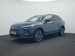Massive grey metallic (donker grijs metallic) Nieuw 2025 Toyota Corolla Cross Executive SUV | € 49.390
