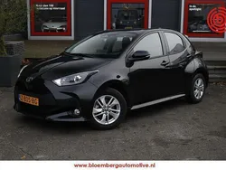 Zwart Gebruikt 2024 Toyota Yaris Active Hatchback | € 23.400 (Eerlijke prijs)
