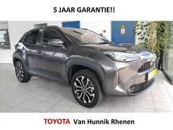 Grijs, metallic lak Gebruikt 2023 Toyota Yaris Cross SUV | € 26.499 (Eerlijke prijs)