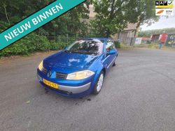 Blauw, metallic lak Gebruikt 2004 Renault Mégane II Dynamique Hatchback | € 999 (Eerlijke prijs)