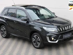Zwart, metallic lak Gebruikt 2020 Suzuki Vitara Style SUV | € 21.945 (Eerlijke prijs)