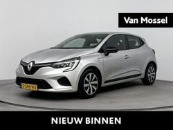 Grijs Gebruikt 2023 Renault Clio V Equilibre Hatchback | € 15.935 (Eerlijke prijs)