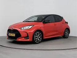 Coral red metallic / zwart dak (rood metallic) Gebruikt 2021 Toyota Yaris Edition Hatchback | € 22.445 (Eerlijke prijs)