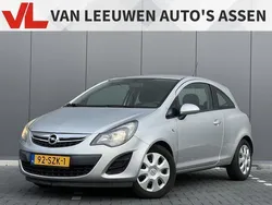 Grijs, metallic lak Gebruikt 2011 Opel Corsa Selection Hatchback | € 1.999 (Goede deal)