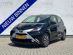 Zwart Gebruikt 2017 Toyota Aygo X-play Hatchback | € 7.350 (Eerlijke prijs)