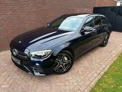 Blauw (metallic) Gebruikt 2022 Mercedes E300 AMG Stationwagen | € 39.950 (Super prijs)