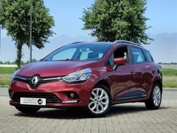Rood, metallic lak Gebruikt 2017 Renault Clio GrandTour Zen Stationwagen | € 11.950 (Iets duurder)