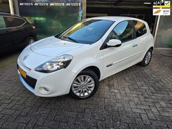 Wit (metallic) Gebruikt 2011 Renault Clio II Collection Hatchback | € 2.999 (Eerlijke prijs)