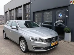Grijs, metallic lak Gebruikt 2016 Volvo V60 Stationwagen | € 18.450 (Eerlijke prijs)