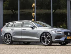 Grijs Gebruikt 2021 Volvo V60 Momentum Stationwagen | € 24.950 (Goede deal)