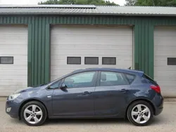 Blauw, metallic lak Gebruikt 2010 Opel Astra Edition Hatchback | € 4.750 (Eerlijke prijs)