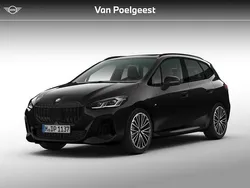 Saphirschwarz metallic (zwart metallic) Nieuw 2025 BMW 220 M Sport Stationwagen | € 62.320 (Duur)