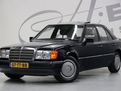 Blauw Gebruikt 1991 Mercedes E200 Sedan | € 13.950