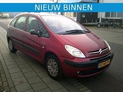 Rood, metallic lak Gebruikt 2004 Citroën Xsara Picasso MPV | € 1.999 (Iets duurder)