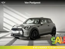 Moonwalk grey Gebruikt 2022 Mini Cooper Classic Hatchback | € 23.895 (Eerlijke prijs)
