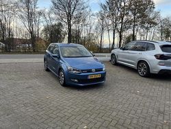 Blauw (metallic) Gebruikt 2015 VW Polo Edition Hatchback | € 7.444 (Eerlijke prijs)