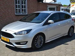 Grijs, metallic lak Gebruikt 2017 Ford Focus ST-Line Hatchback | € 9.750 (Eerlijke prijs)