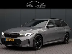 Grijs, metallic lak Gebruikt 2022 BMW 330e M Sport Stationwagen | € 37.450 (Eerlijke prijs)