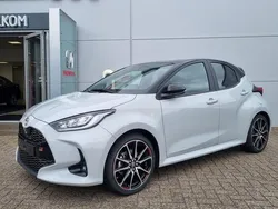 Grijs, metallic lak Gebruikt 2025 Toyota Yaris Sport Hatchback | € 33.950 (Eerlijke prijs)