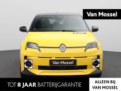 Geel, metallic lak Gebruikt 2025 Renault R5 Iconic Hatchback | € 31.940