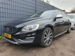 Zwart, metallic lak Gebruikt 2015 Volvo V60 R-Design Stationwagen | € 7.999 (Goede deal)