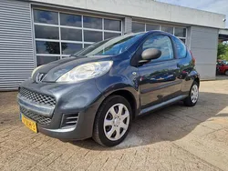 Grijs, metallic lak Gebruikt 2011 Peugeot 107 Hatchback | € 2.499 (Eerlijke prijs)