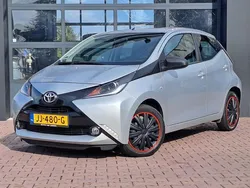 Grijs, metallic lak Gebruikt 2016 Toyota Aygo X-play Hatchback | € 11.950 (Eerlijke prijs)