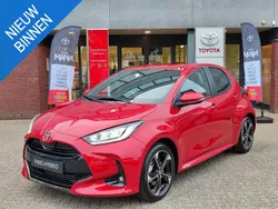 Rood Nieuw 2025 Toyota Yaris Hybrid Executive Hatchback | € 34.995 (Eerlijke prijs)