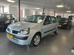 Grijs Gebruikt 2001 Renault Clio II Authentique Hatchback | € 899 (Eerlijke prijs)