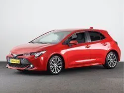 Emotional red metallic (rood metallic) Gebruikt 2020 Toyota Corolla Style Hatchback | € 19.245 (Eerlijke prijs)