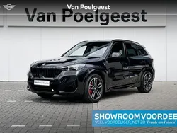 Saphirschwarz metallic (zwart metallic) Nieuw 2025 BMW X1 M Sport SUV | € 77.916 (Eerlijke prijs)