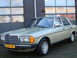 Groen Gebruikt 1983 Mercedes E230 Sedan | € 10.250