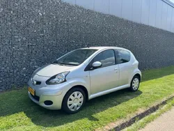 Grijs Gebruikt 2010 Toyota Aygo Hatchback | € 2.895 (Eerlijke prijs)