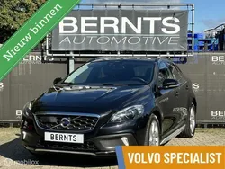 Zwart Gebruikt 2013 Volvo V40 CC Summum Stationwagen | € 18.550 (Eerlijke prijs)
