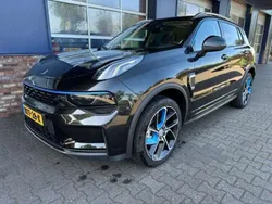 Zwart, metallic lak Gebruikt 2023 Lynk & Co 01 SUV | € 28.950 (Eerlijke prijs)
